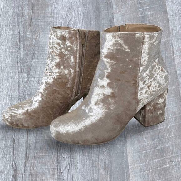 Room Of Fashion Velvet Ankle Bootie Womens 7 Champagne Blush Chunky Block Heel - Picture 1 of 9
